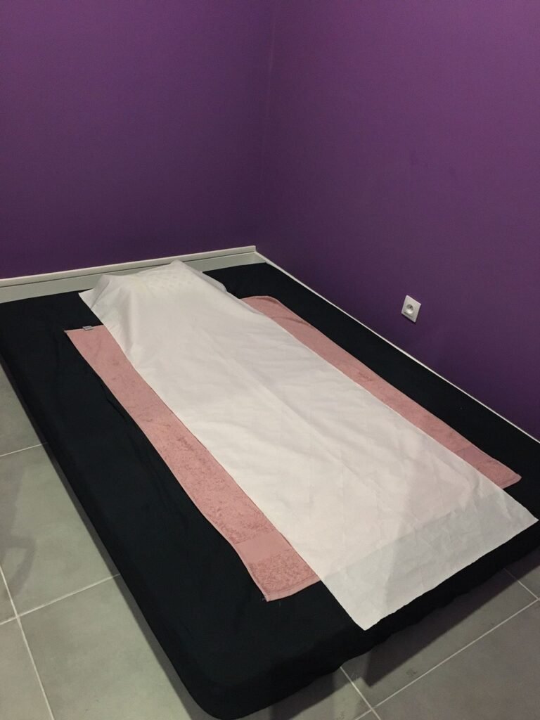 Futon de massage au sol, drap et serviette propres, pour les soins Tuina